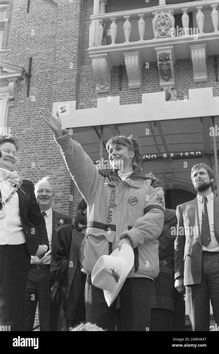 Yvonne van Gennip honorée à Haarlem après avoir obtenu trois médailles d'or aux Jeux olympiques Date : 2 mars 1988 lieu : Haarlem, Noord-Holland mots clés : médailles, Jeux olympiques Nom personnel : Gennip, Yvonne van Banque D'Images