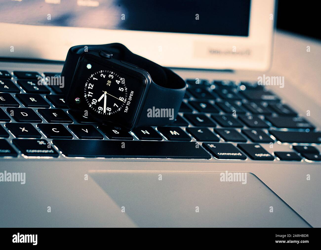 Montréal,Québec,Canada,28 Janvier 2020.Apple Iwatch Sur Clavier Informatique .Montréal,Québec,Canada.Credit:Mario Beauregard/Alay News Banque D'Images