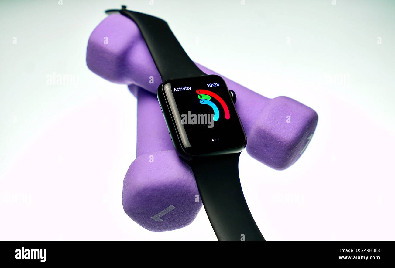 Montréal,Québec,Canada,28 janvier 2020.Apple iwatch avec de petites haltères d'exercice.Montréal,Québec,Canada.Credit:Mario Beauregard/Alay News Banque D'Images