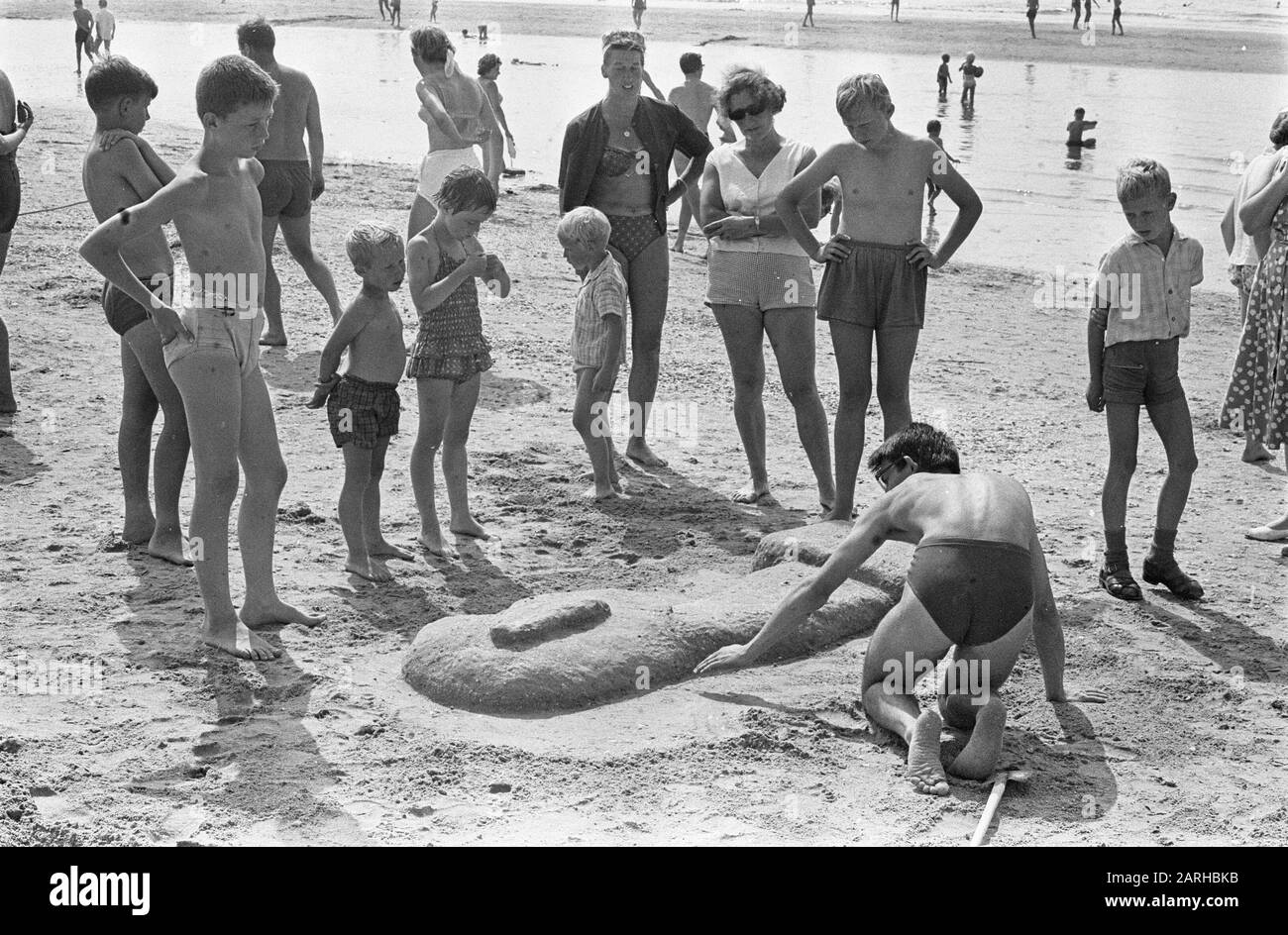 Zandbouwcompétitions à Zandvoort pour les jeunes de 6 à 14 ans pour reproduire l'image de Pâques Date: 23 juillet 1963 lieu: Noord-Holland, Zandvoort mots clés: Jeunes, Sandbouwcompétitions Banque D'Images