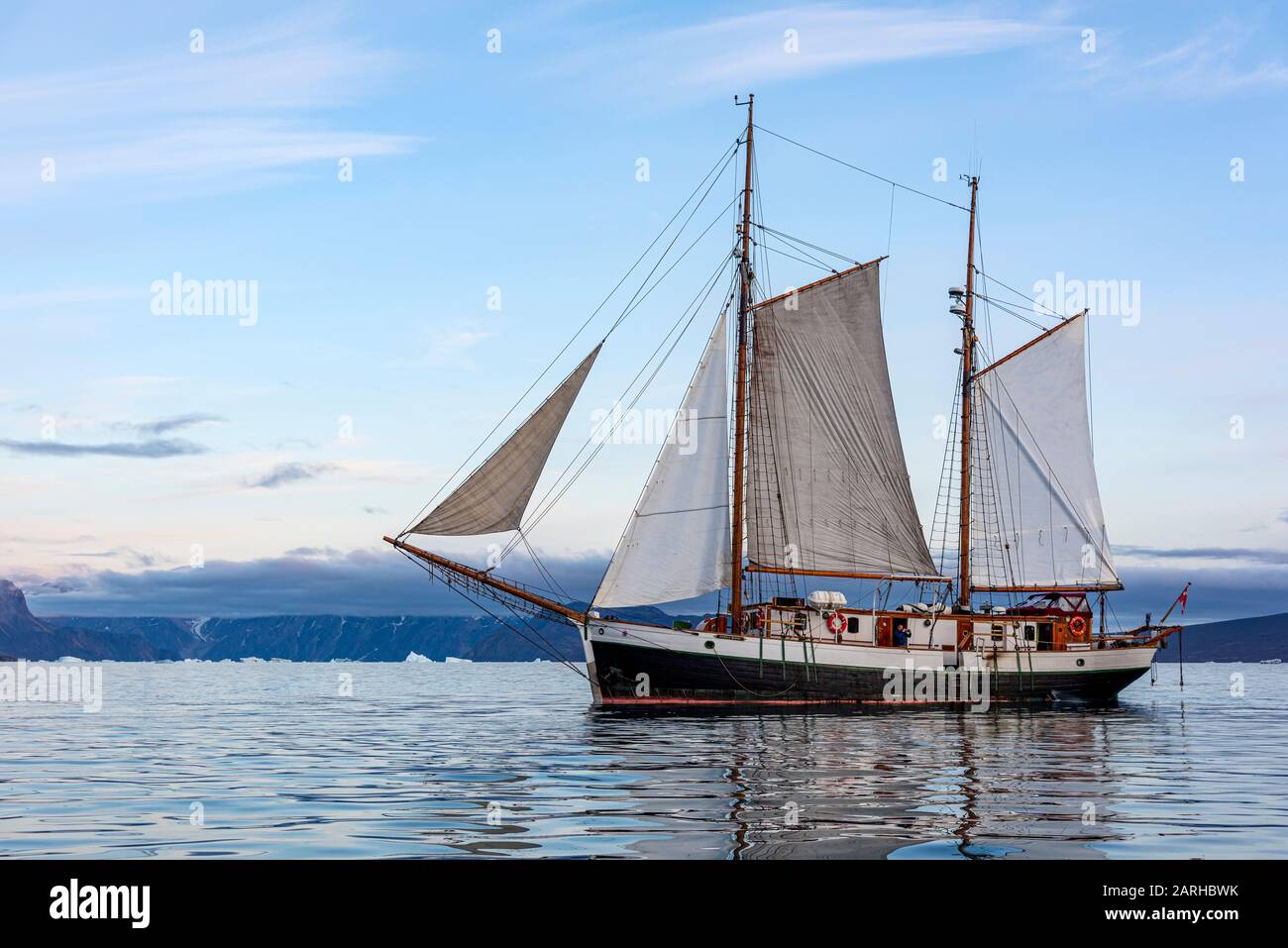 Le bateau à voile 'Donna Wood' à Scoresby Sound, dans l'est du Groenland Banque D'Images