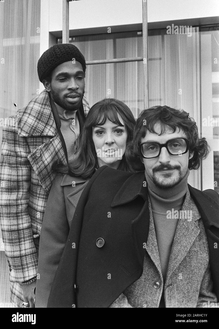 Chanteur Samantha Jones (centre), (gauche) Horace Face (droite) Jonathan King, trois stars de la pop anglaise, arrivent à Schiphol Date: 28 octobre 1970 lieu: Noord-Holland, Schiphol mots clés: Arrivant, chanteuses Nom personnel: Jones, Samantha Banque D'Images