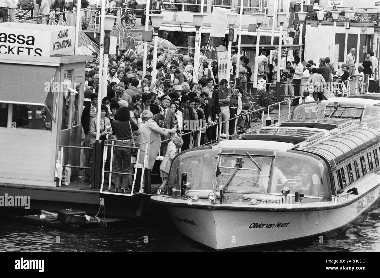 Sail'80 Amsterdam très grandes foules à bord d'un canal Date: 10 août 1980 lieu: Amsterdam, Noord-Holland mots clés: Public, canaux bateaux Banque D'Images