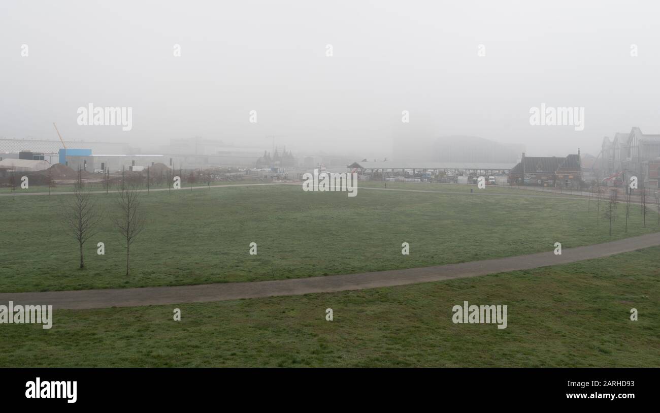 Molenbeek, Bruxelles/Belgique - 16 1 2020 le parc de projet de rénovation de la ville de This et de la tournée de la ville de L28 dans une couche de brouillard Banque D'Images