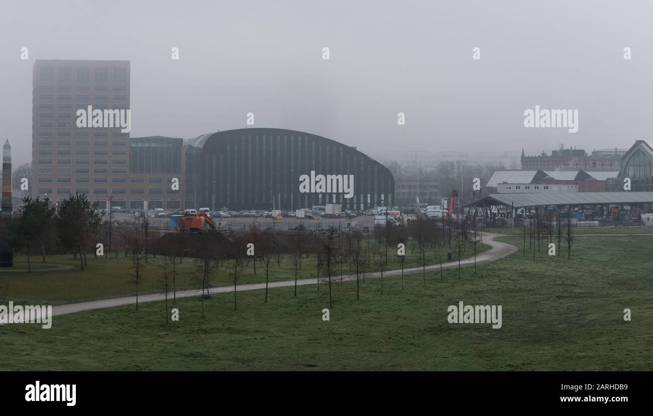 Molenbeek, Bruxelles/Belgique - 16 1 2020 le parc de projet de rénovation de la ville de This et de la tournée de la ville de L28 dans une couche de brouillard Banque D'Images