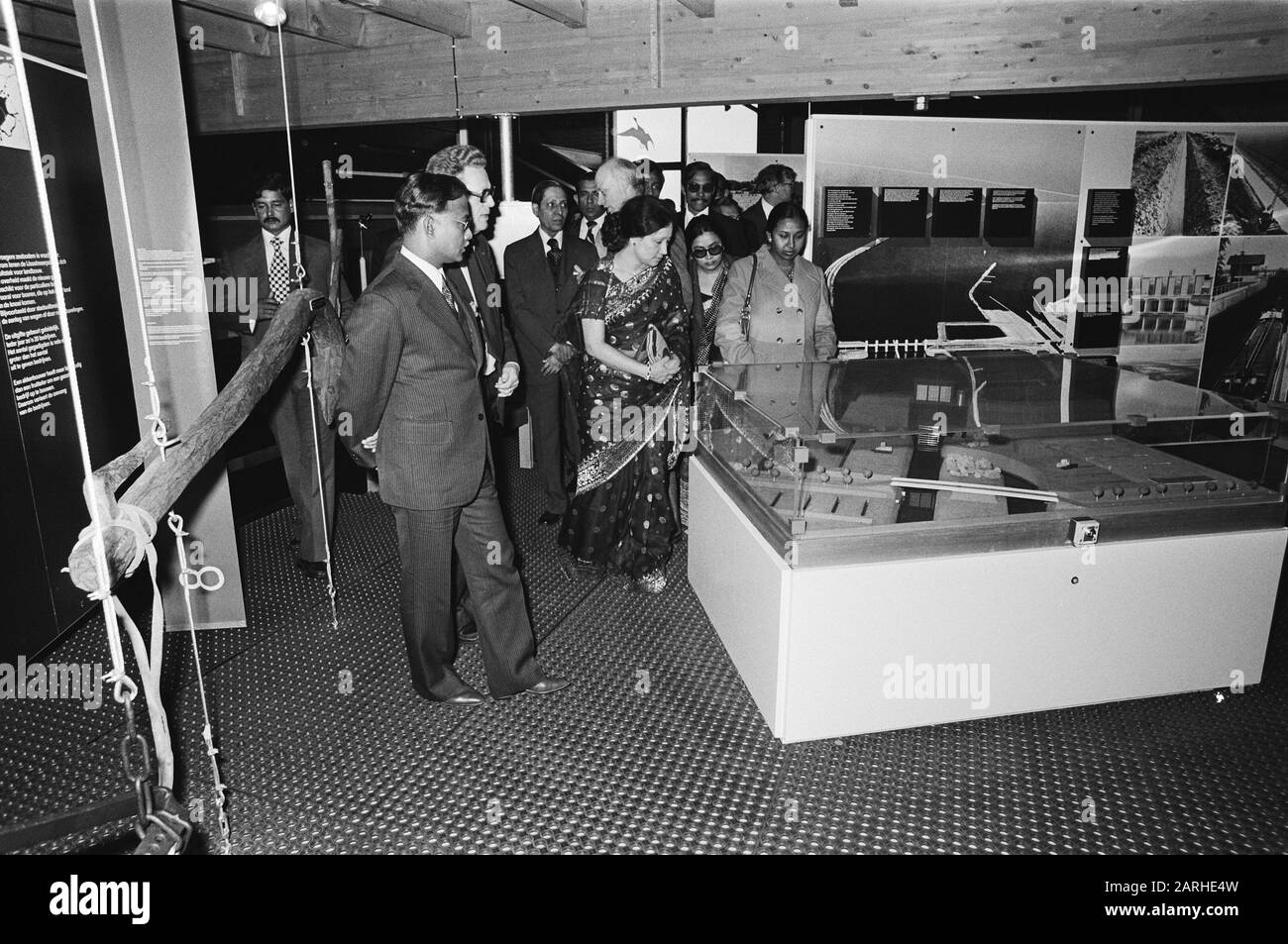 Visite d'État Président du Bangladesh Ziaur Rahman et Reine Juliana dans infocenter New Land à Lelystad Date: 24 avril 1979 lieu: Flevoland, Lelystad mots clés: Visites, reines, présidents Nom personnel: Juliana (Reine Pays-Bas), Juliana, Queen, Ziaur, Rahman Banque D'Images