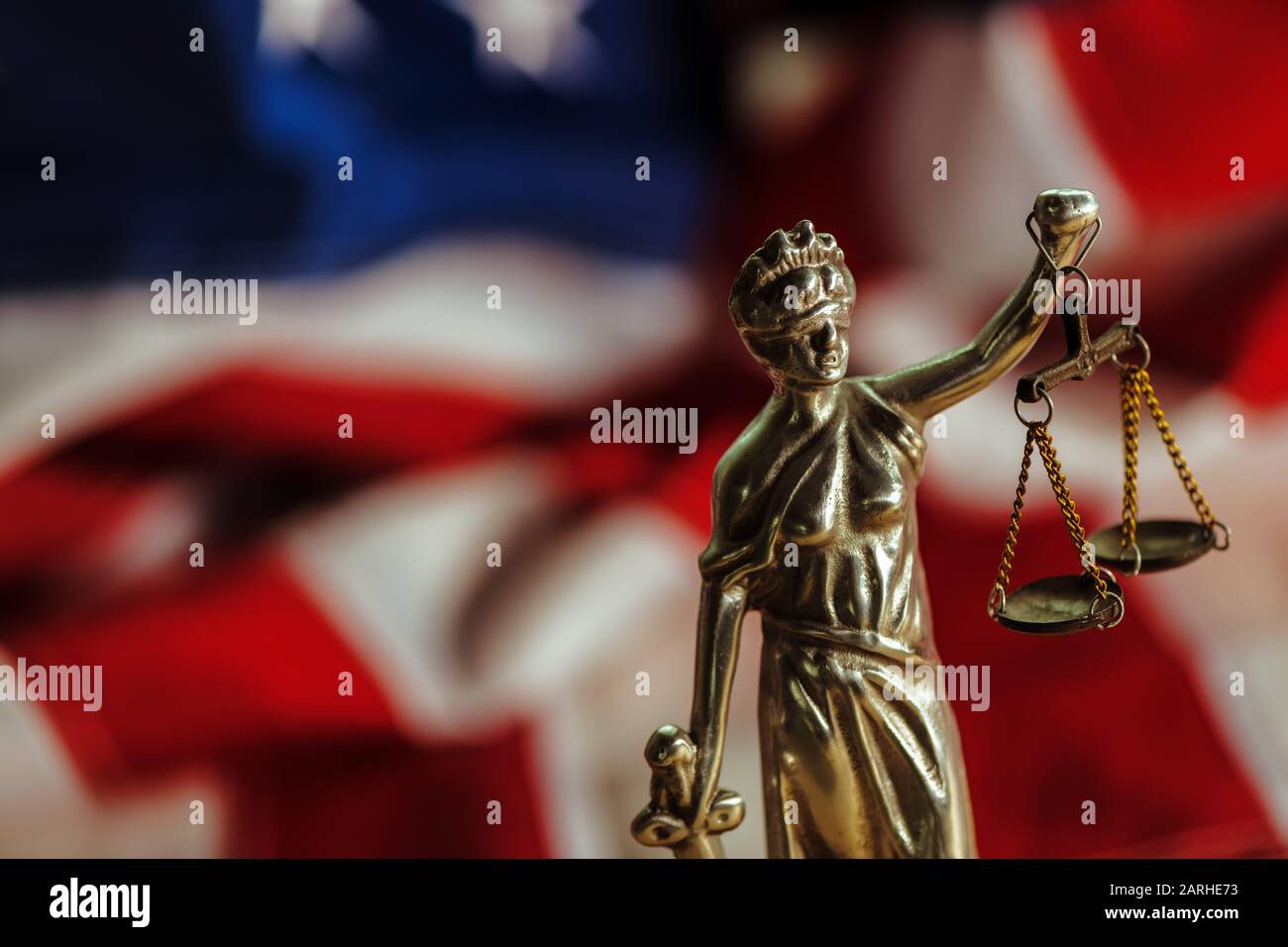 La loi et la justice en États-Unis d'Amérique, de la statue de Dame Justice avec USA flag en background, selective focus Banque D'Images