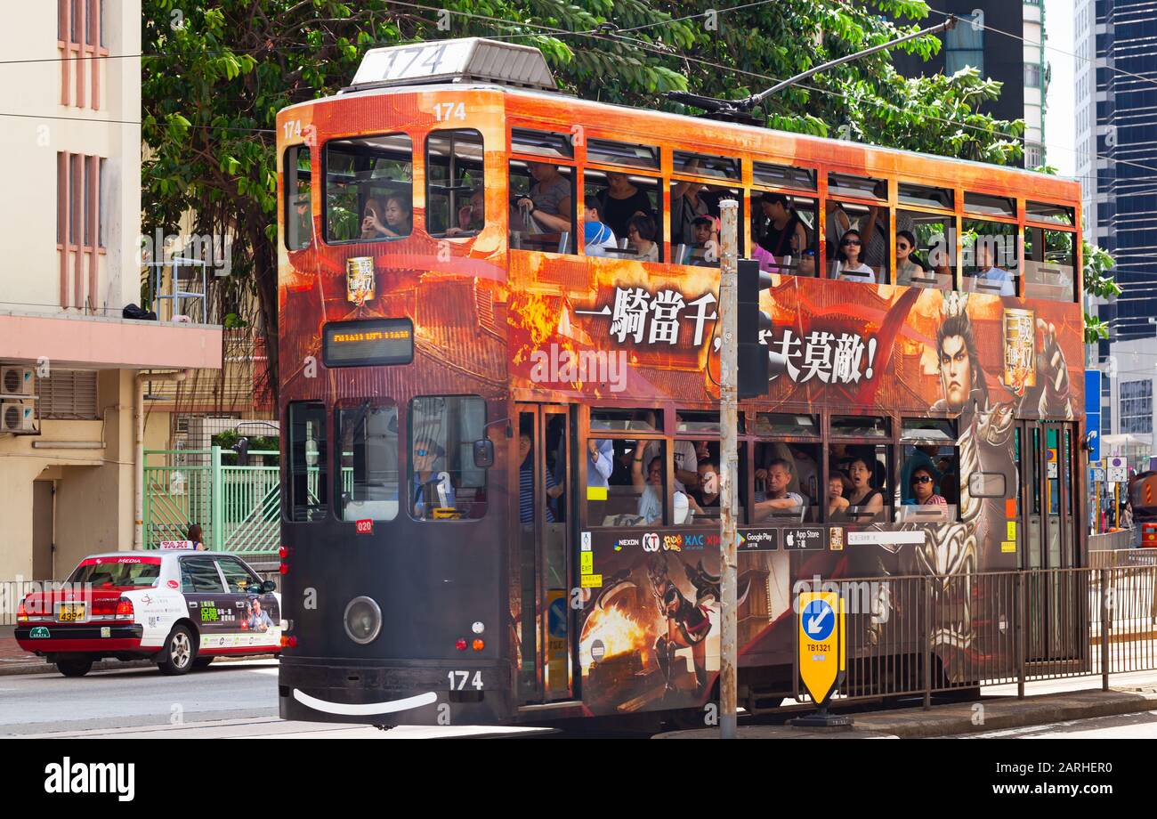 Hong Kong - 21 juillet 2017: Le tramway rouge avec les passagers va dans la rue du quartier central de la ville de Hong Kong, les gens ordinaires et les touristes marchent la place Banque D'Images