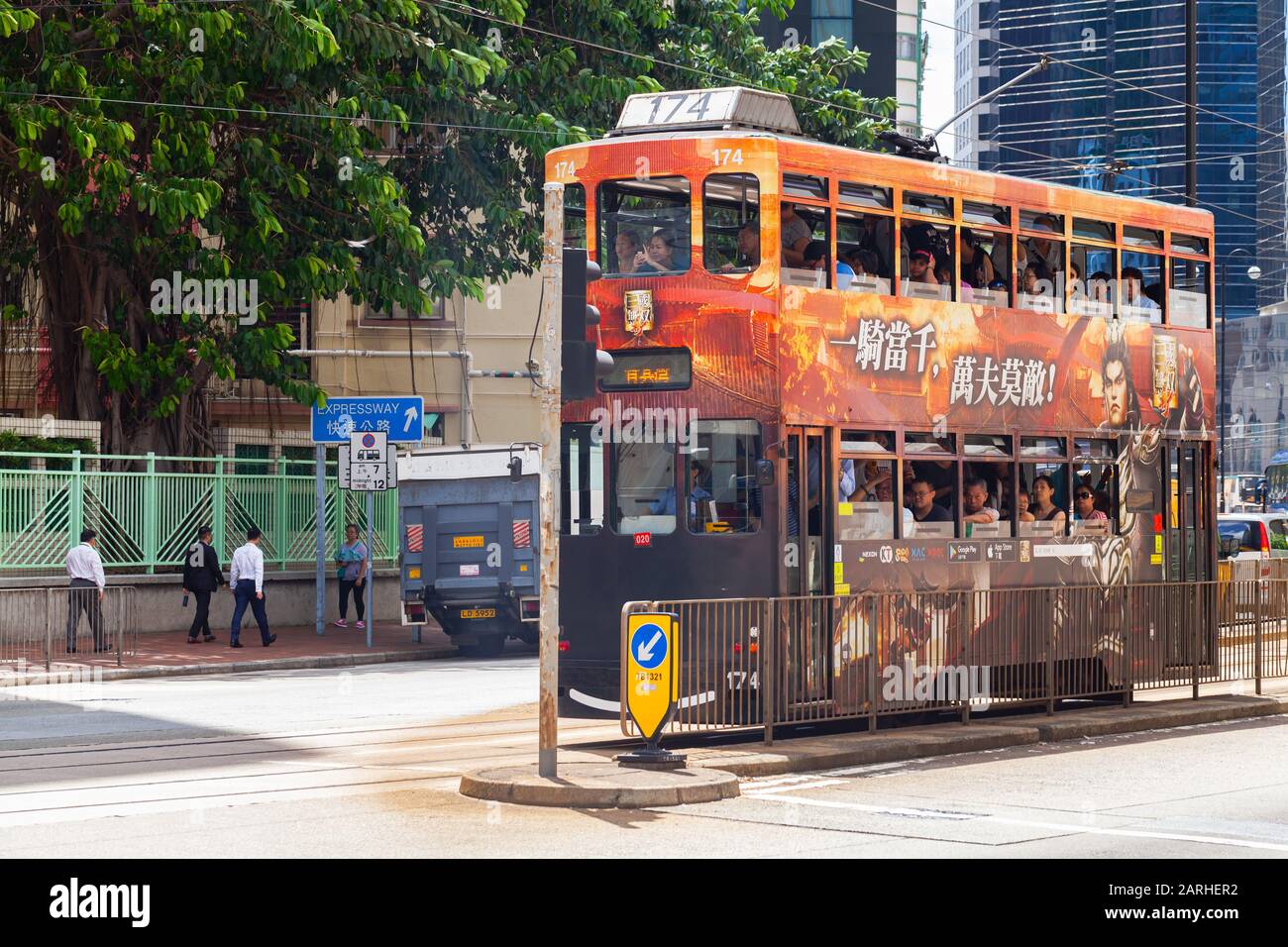 Hong Kong - 21 juillet 2017: Le tram avec les passagers va dans la rue du quartier central de la ville de Hong Kong, les gens ordinaires et les touristes marchent la rue ne Banque D'Images