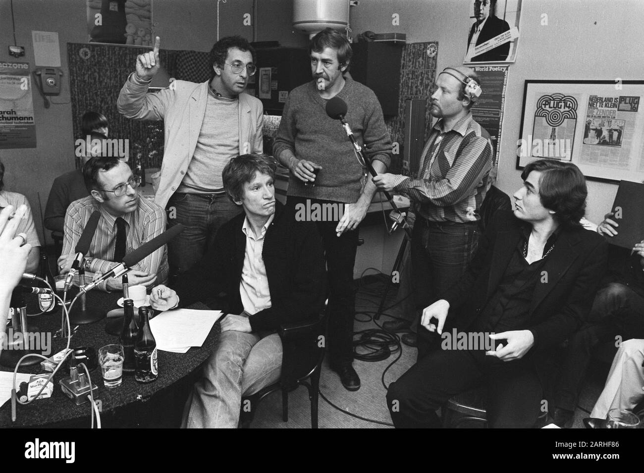 Discussion par City radio Amsterdam diffusé sur Le sujet De Qui est le câble? Assis de gauche à droite Hans Jacobs (directeur Kabel Television Amsterdam (KTA)), conseiller Wolffensperger, Maarten Lamers (secrétaire et porte-parole Free alternative Television); debout Max van Praha (au nom de l'Association du cinéma, à gauche) et ton van Dijk (groupe d'initiative Paradiso) Date : 3 octobre 1981 lieu : Amsterdam, Noord-Holland mots clés : Programmes de discussion, diffusion par câble, diffuseur local Nom personnel: Jacobs, Hans, Lamers, Maarten, Prague, Max van, Wolffensperger, Gerrit-Jan Banque D'Images