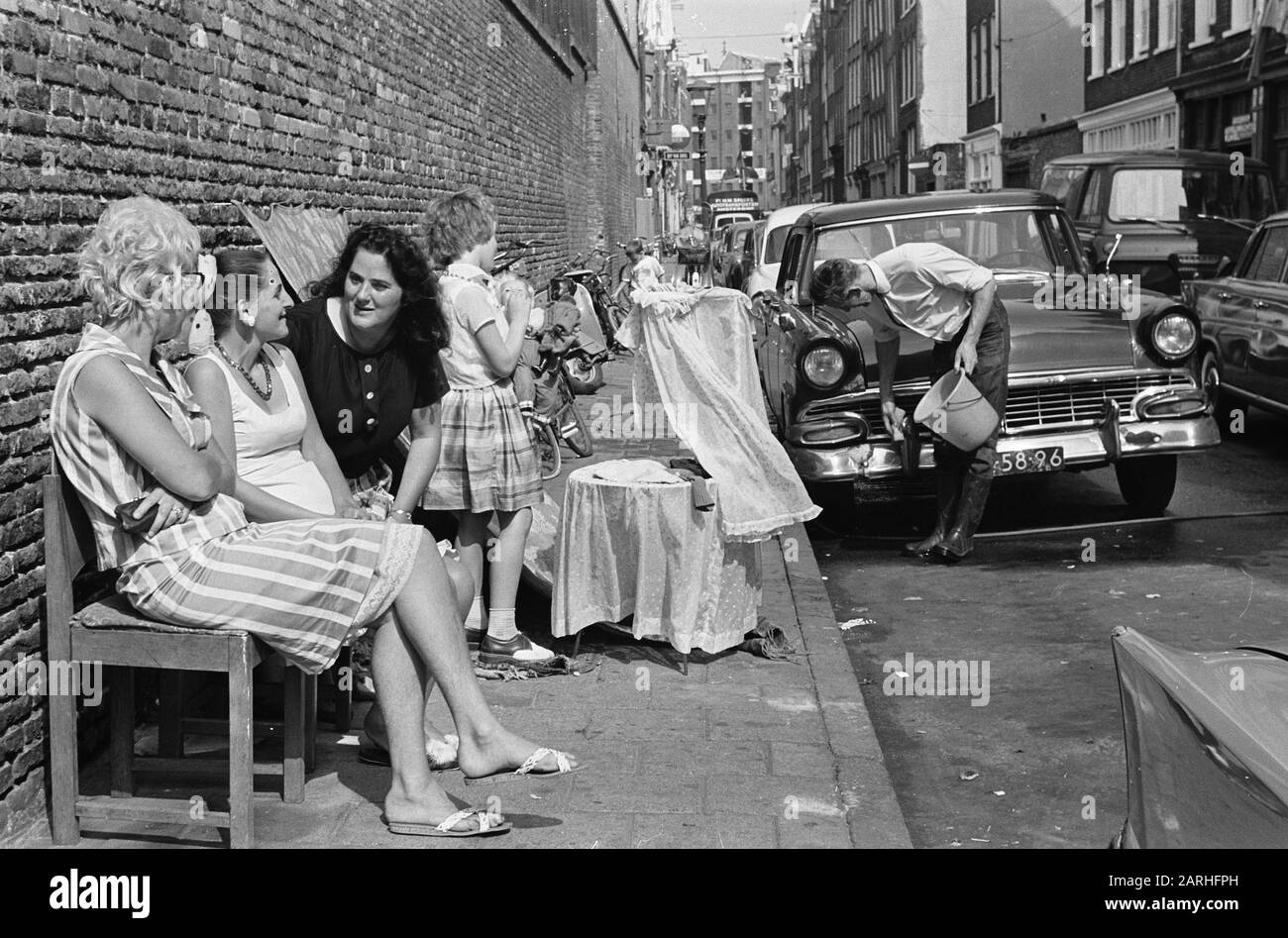 Été dans le Jordaan, mères avec enfants dans la rue Date: 18 août 1965 mots clés: Enfants, MÈRES, rues Nom personnel: Jordanie Banque D'Images