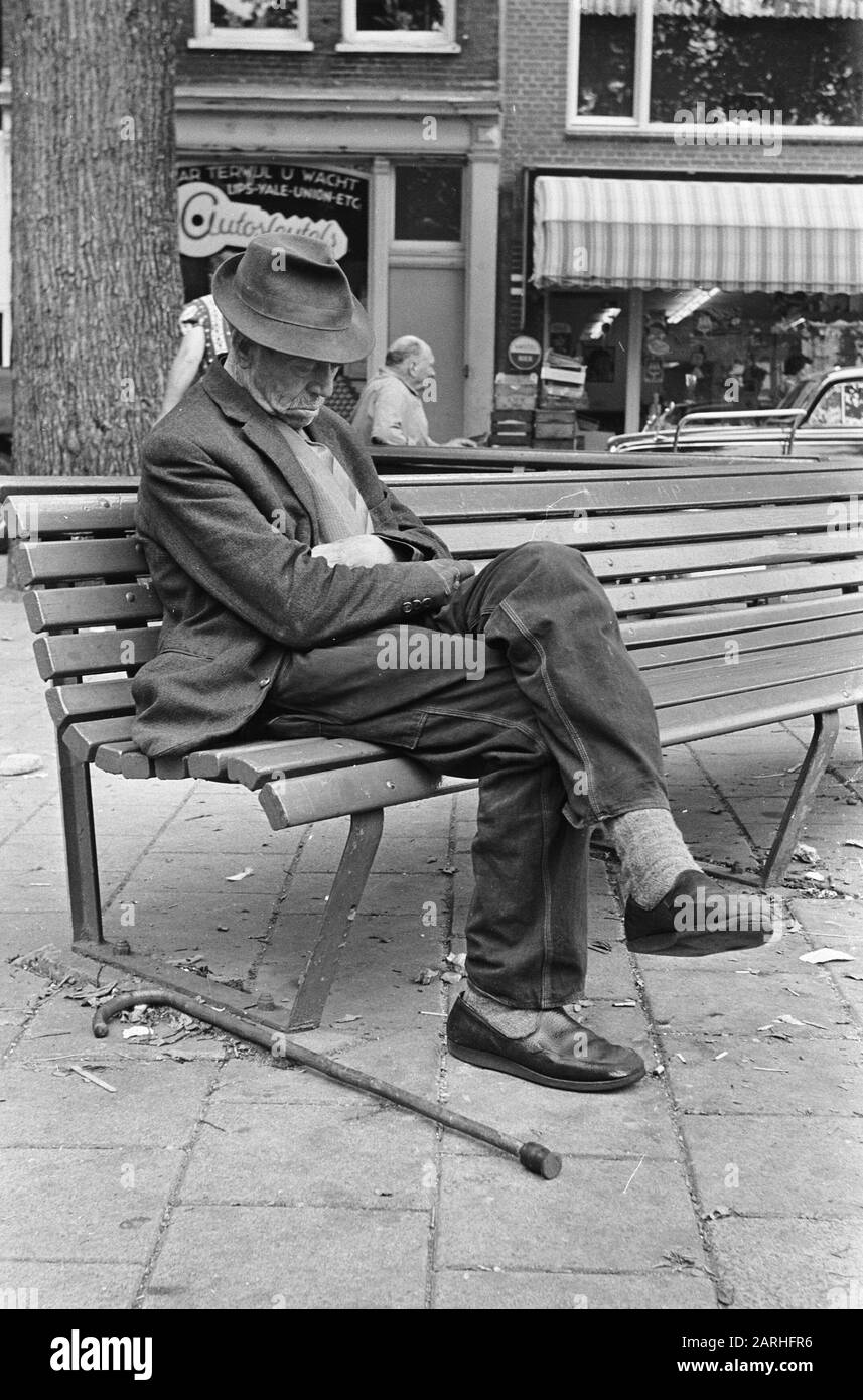 Été dans le Jordaan, vieil homme endormi Date: 18 août 1965 mots clés: Personne âgée Nom personnel: Jordanie Banque D'Images