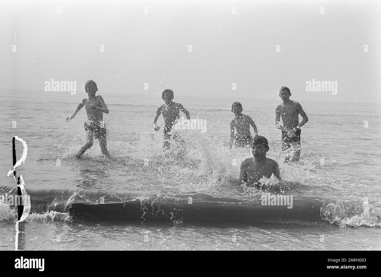 Chaleur estivale, gens en mer Date: 11 mai 1967 Banque D'Images