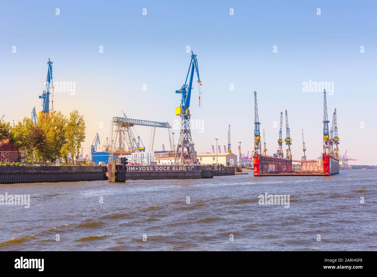 Hambourg, Allemagne - 26 juillet 2018 : grues d'expédition de fret portuaire Banque D'Images