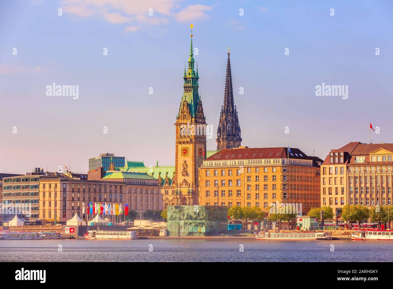 Hambourg, Allemagne - 27 juillet 2018 : vue magnifique sur le centre-ville avec l'hôtel de ville et le lac Alster Banque D'Images