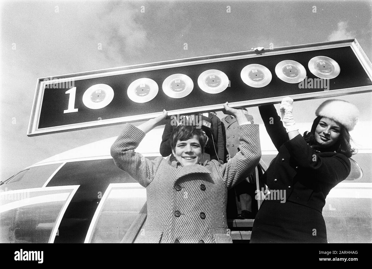 Heintje, 14 ans, reçoit des plaques d'or dans l'avion. Heintje avec des plaques d'or sur les escaliers d'avion Date: 24 février 1970 mots clés: Reçus, avions, escaliers de vol, chanteurs Nom personnel: Heintje Banque D'Images