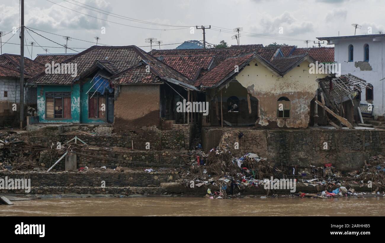 Lebak, BANTEN - JANUARI 23, 2020: Des inondations éclair ont frappé le district de Lebak dans la province de Banten, Indonésie au début de la nouvelle année, le 1er janvier 2020 Banque D'Images