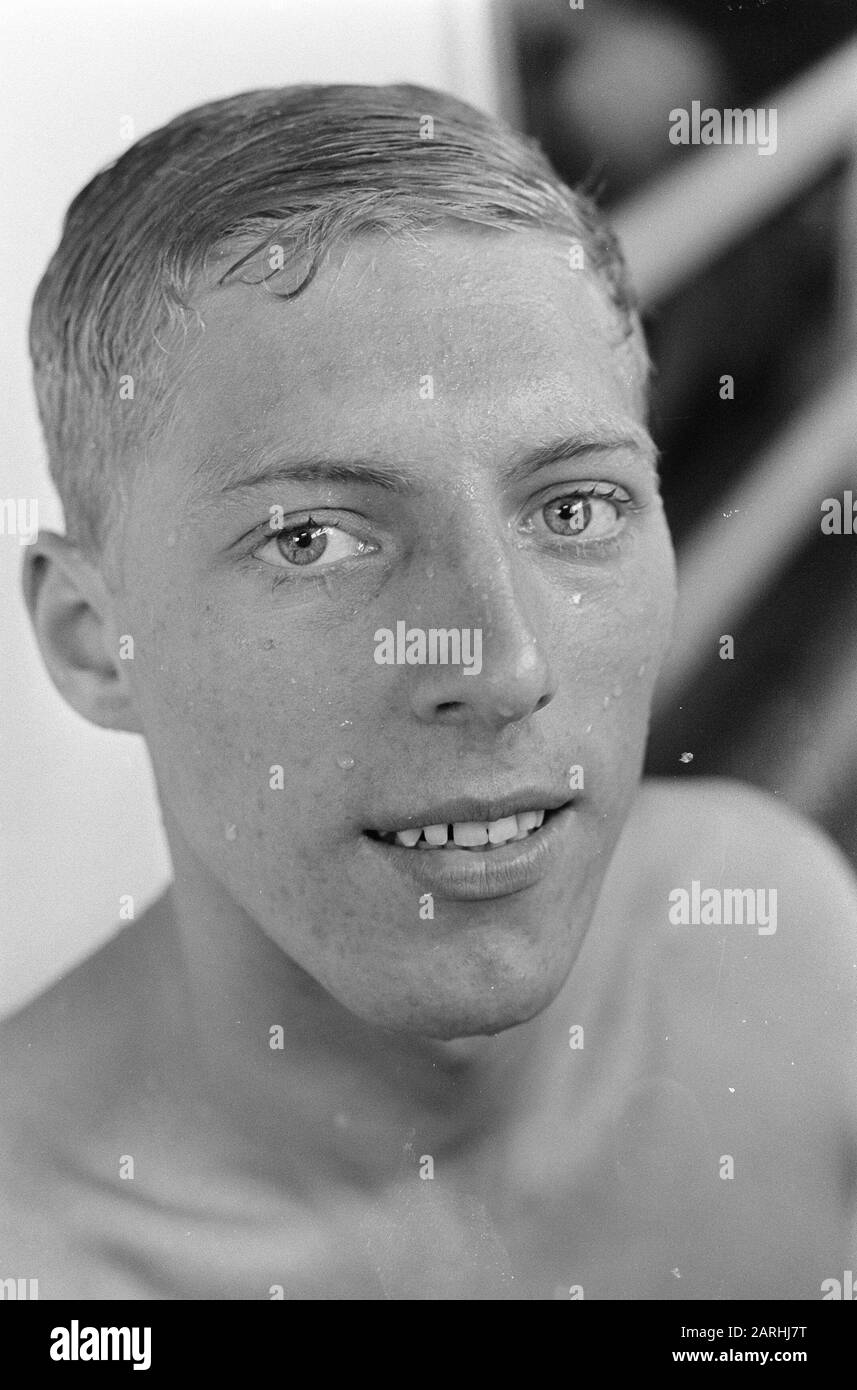 Natation om Merwedeschalen à Dordrecht, Rinus van Beek (Head) record holder 100 mètres backtrait v Date: 15 mai 1967 lieu: Dordrecht mots clés: Natation Banque D'Images