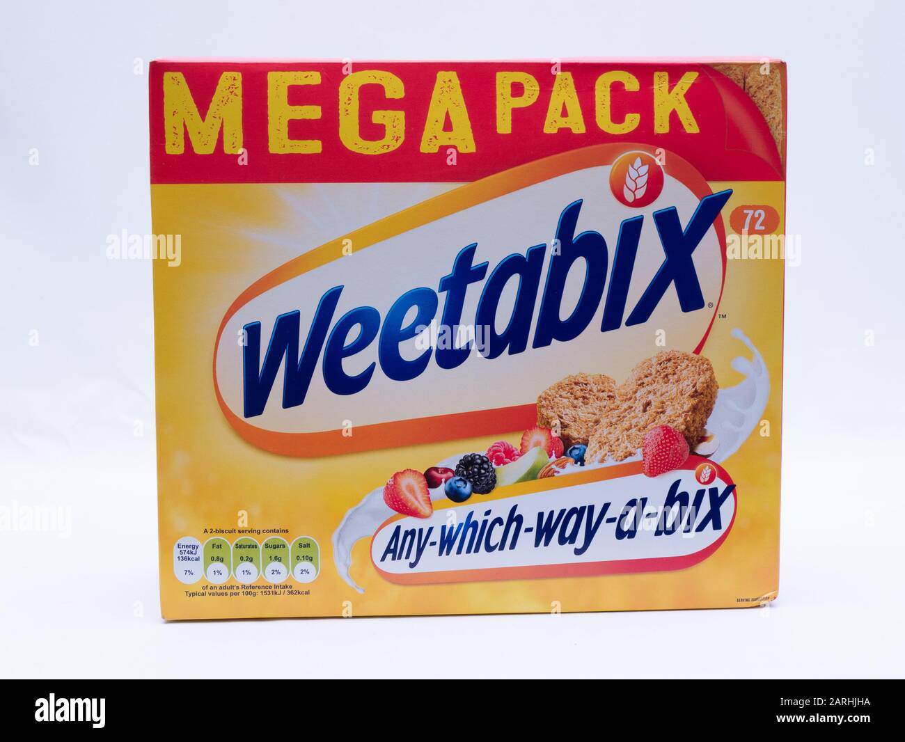 Royaume-Uni, Jan 2020: Weetabix petit déjeuner céréales méga-pack taille de famille sur fond de studio blanc Banque D'Images