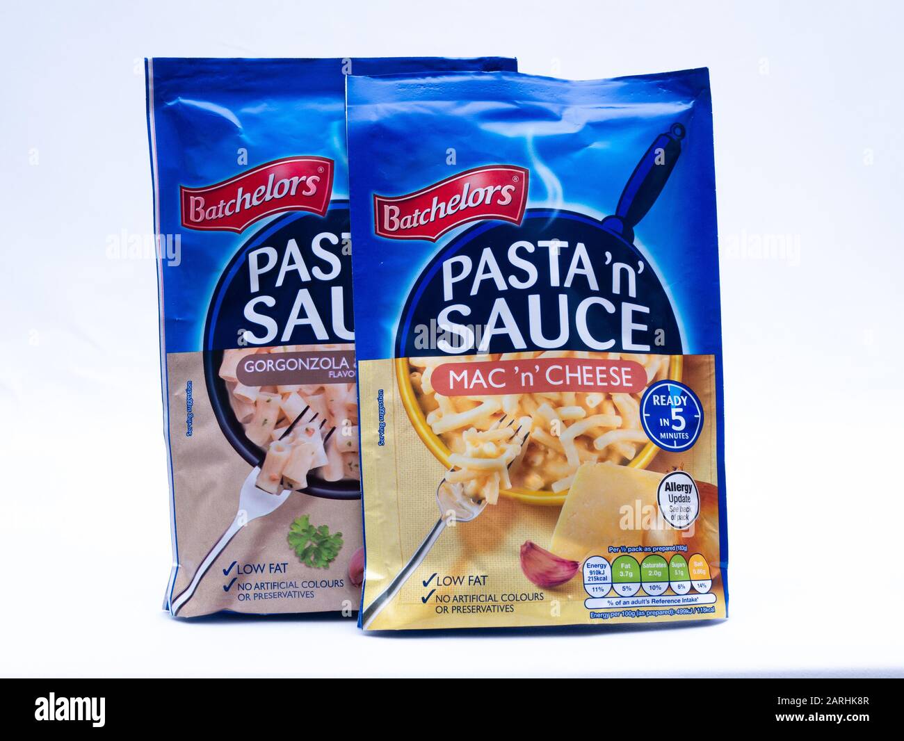 Royaume-Uni, janvier 2020: Batchelors Pasta 'n' sauce Macaroni et gorgonzola fromage et paquet de champignons sur fond blanc studio Banque D'Images