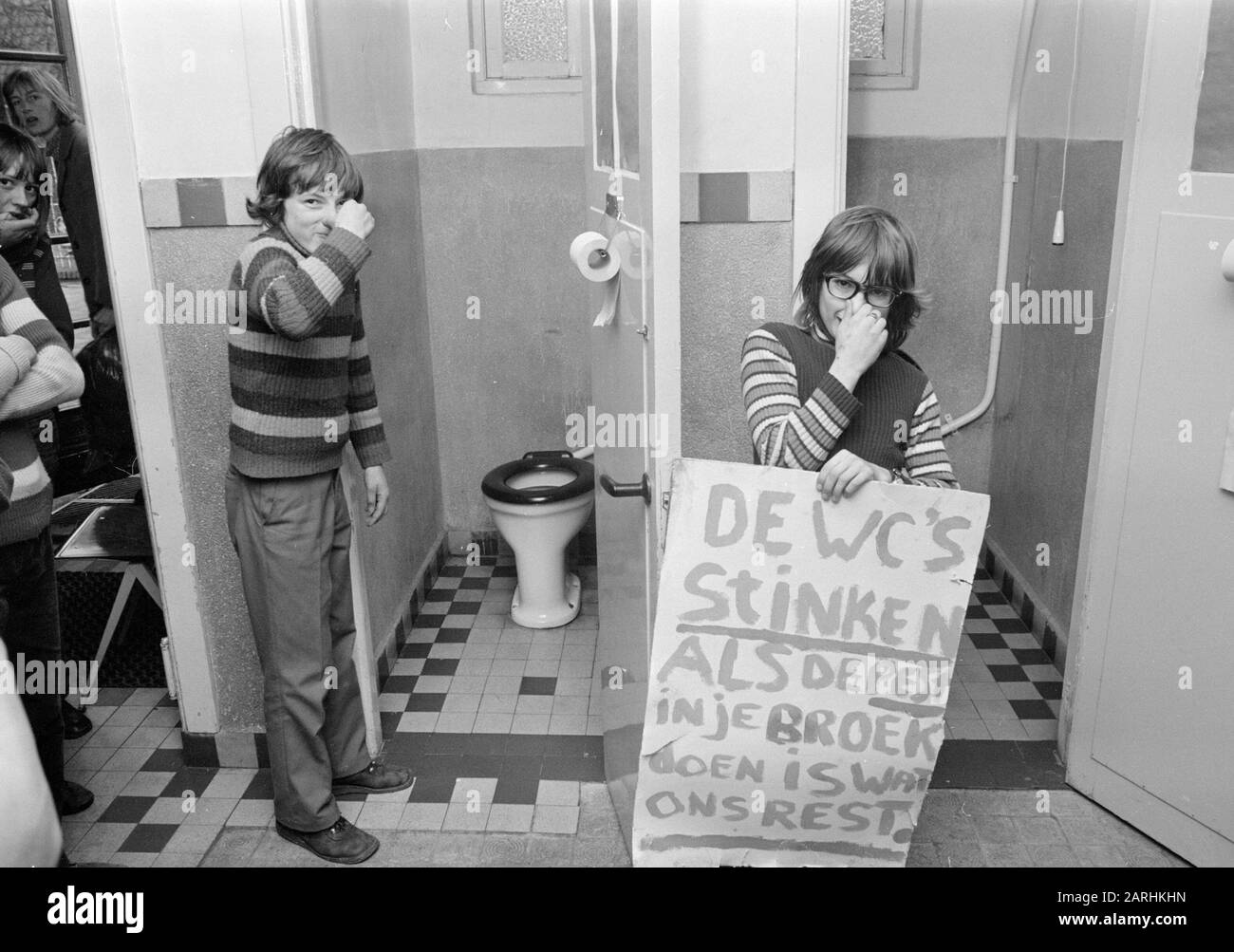 ' Nationaal Archief / Spaarnestad photo Beschrijving: Leerlingen Christelijke Mavoschool te Monnickendam hebben School bezet i.v.m.m.slechte toestand gebouwen Datum: 22 januari 1973 Vervaardiger: Anefo / Mieremet Bestdeelnummer: 926-1711 URL: http://beeldbank.nationaalarchief.nl/na:col1:dat250957 voezief e Archee: http://www.nationaalarchief.nl Voor meer foto's uit deze en etere collecties, bezoek onze Beeldbank:, http://www.beeldbank.nationaalarchief.nl U kunt ons helden onze kennis van de fotocollecties te verrijken porte tags en commentaren tee te vo Banque D'Images