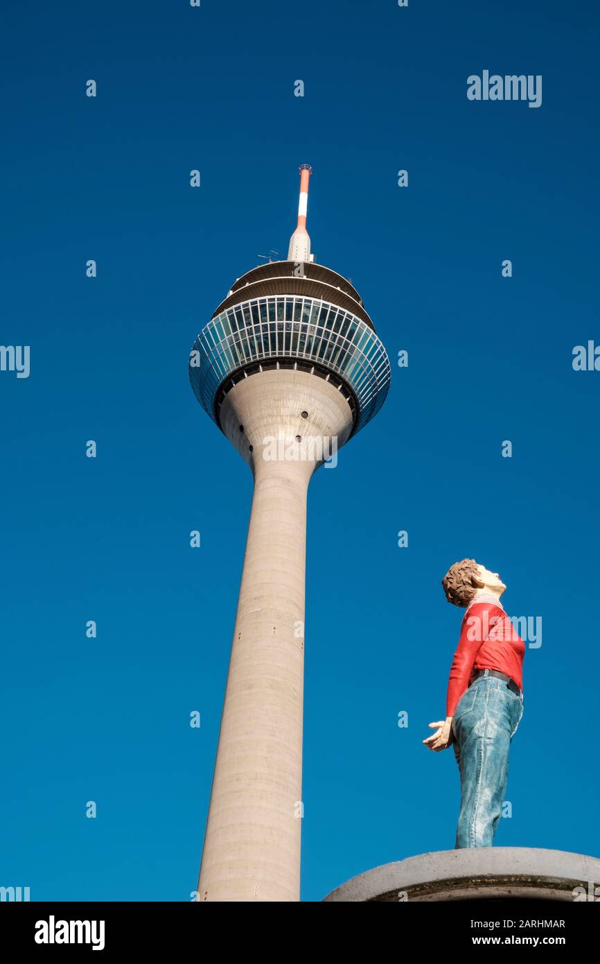 „Saint Marlis », sculpture de Christoph Pöggeler sur une colonne publicitaire près de la tour de télévision Rheinturm à Düsseldorf, en Rhénanie-du-Nord-Westphalie Allemagne Banque D'Images