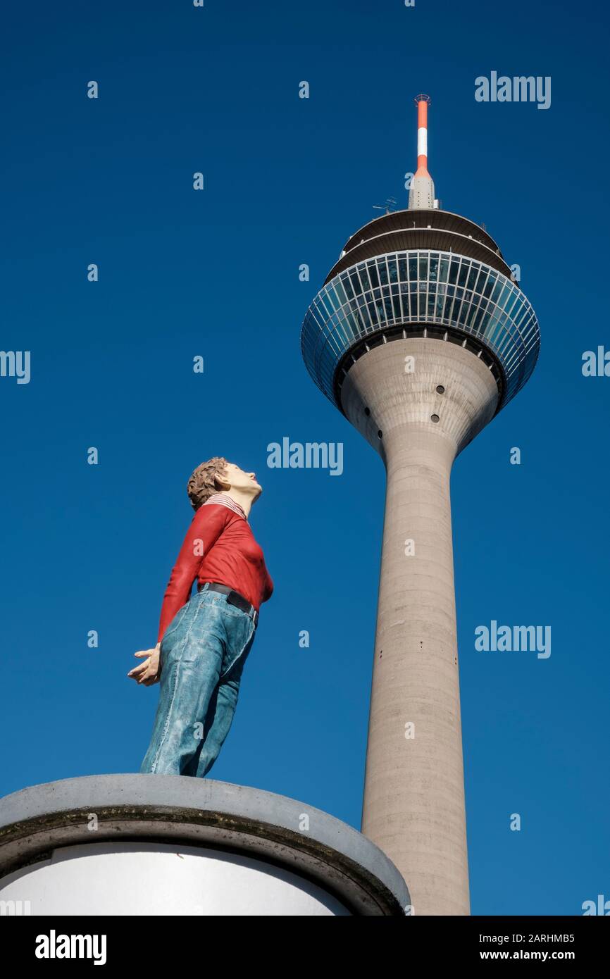 „Saint Marlis », sculpture de Christoph Pöggeler sur une colonne publicitaire près de la tour de télévision Rheinturm à Düsseldorf, en Rhénanie-du-Nord-Westphalie Allemagne Banque D'Images