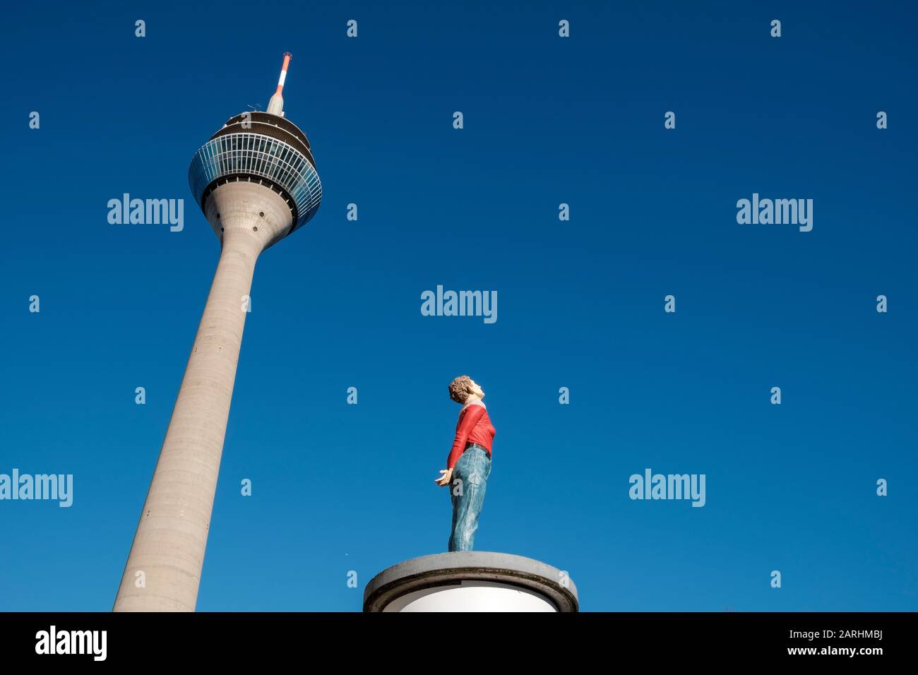 „Saint Marlis », sculpture de Christoph Pöggeler sur une colonne publicitaire près de la tour de télévision Rheinturm à Düsseldorf, en Rhénanie-du-Nord-Westphalie Allemagne Banque D'Images