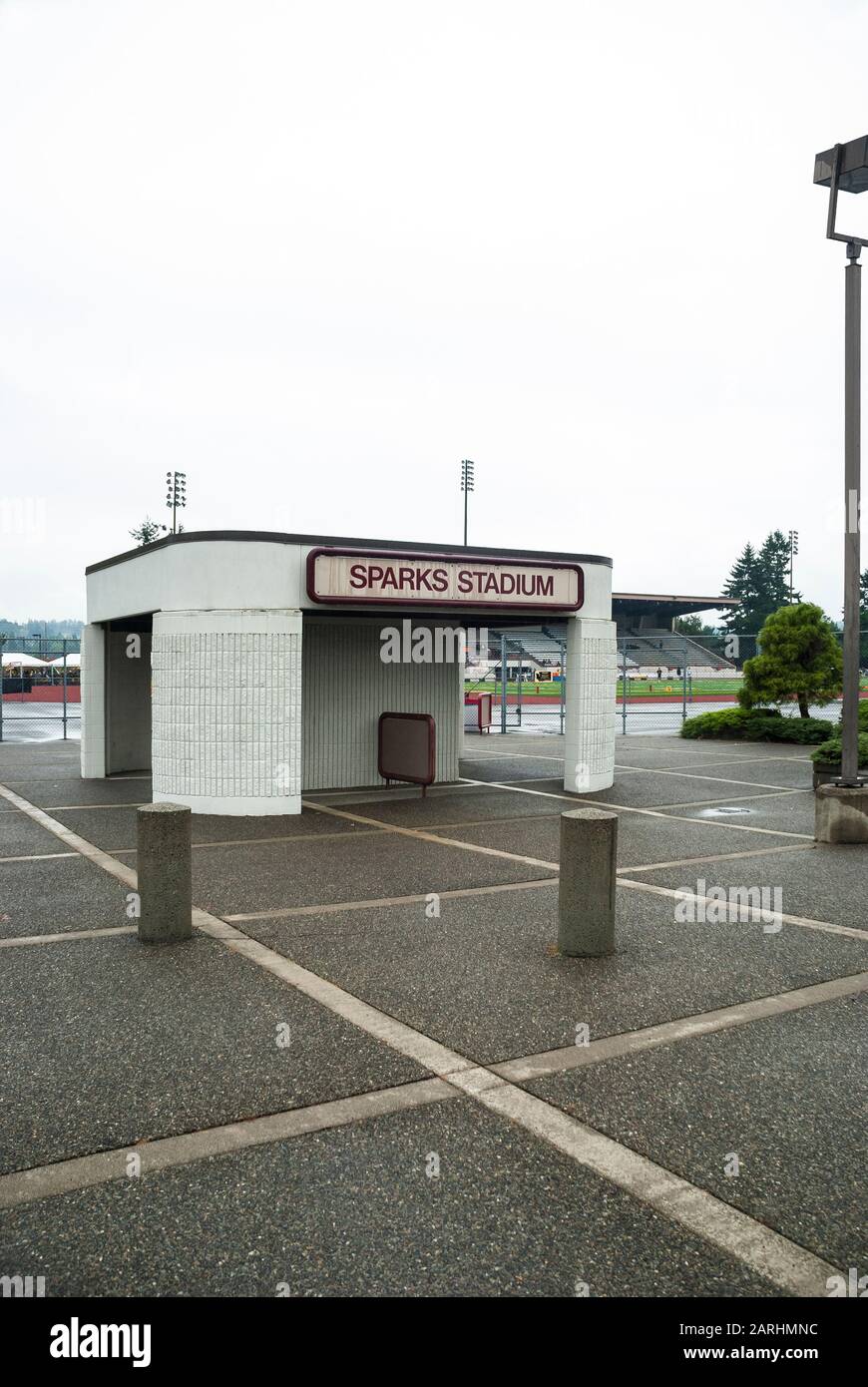 Petite structure de construction à l'extérieur du stade Sparks à Puyallup, Washington. Banque D'Images