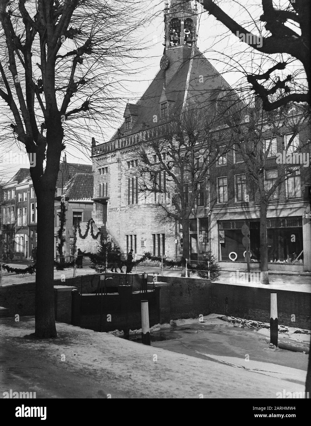 Vue sur la ville de Schoonhoven. Hôtel De Ville Date : 18 Février 1947 Lieu : Schoonhoven, Zuid-Holland Mots Clés : Paysages Urbains Banque D'Images