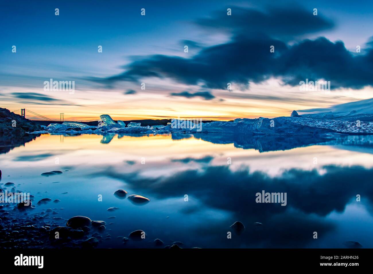 Magnifique coucher de soleil sur le paysage de glacier islandais dans le sud de l'Islande Banque D'Images