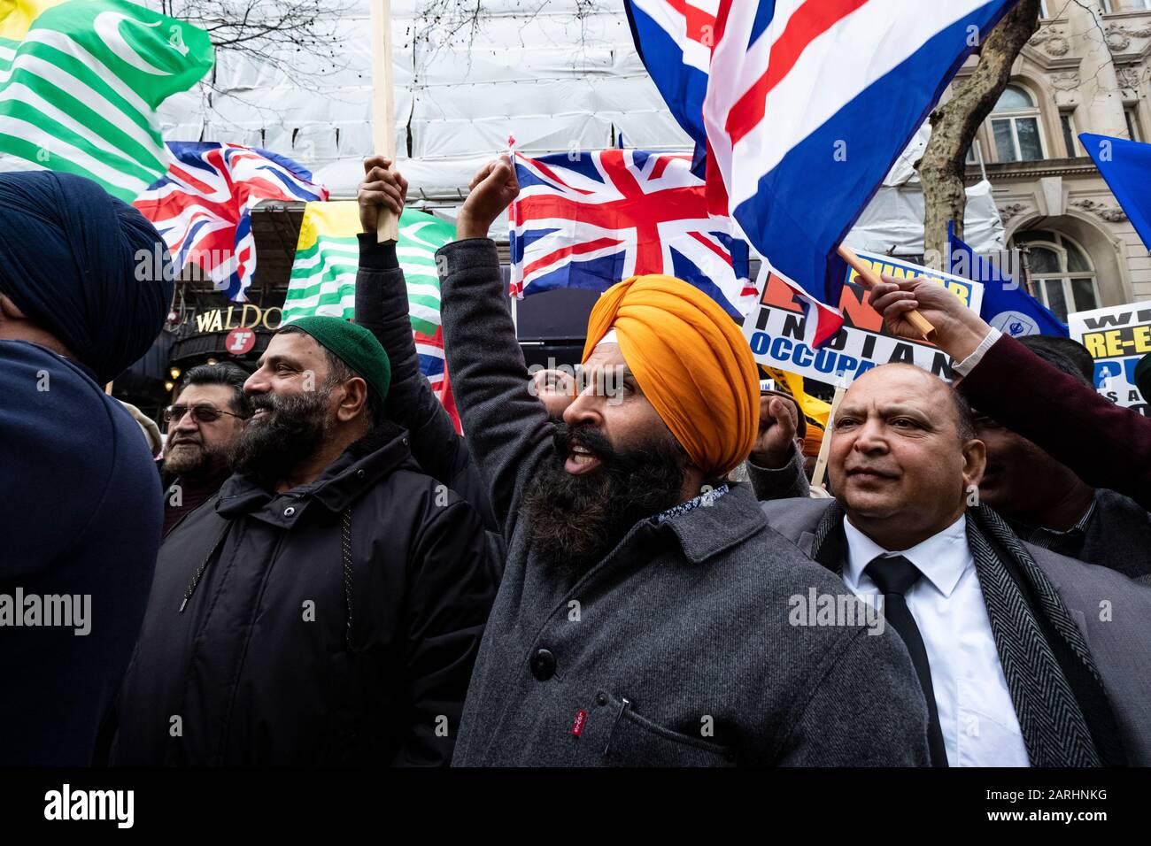 Kashmiris et Sikhs protestent à l'extérieur de la Haute Commission indienne de Londres le jour 2020 de la République. Une protestation anti-Inde pour informer le monde des crimes discriminatoires et racistes que l'État indien de Modi a commis contre les musulmans, les sikhs, les chrétiens, les Dalits, etc. 26 janvier 2020 Banque D'Images