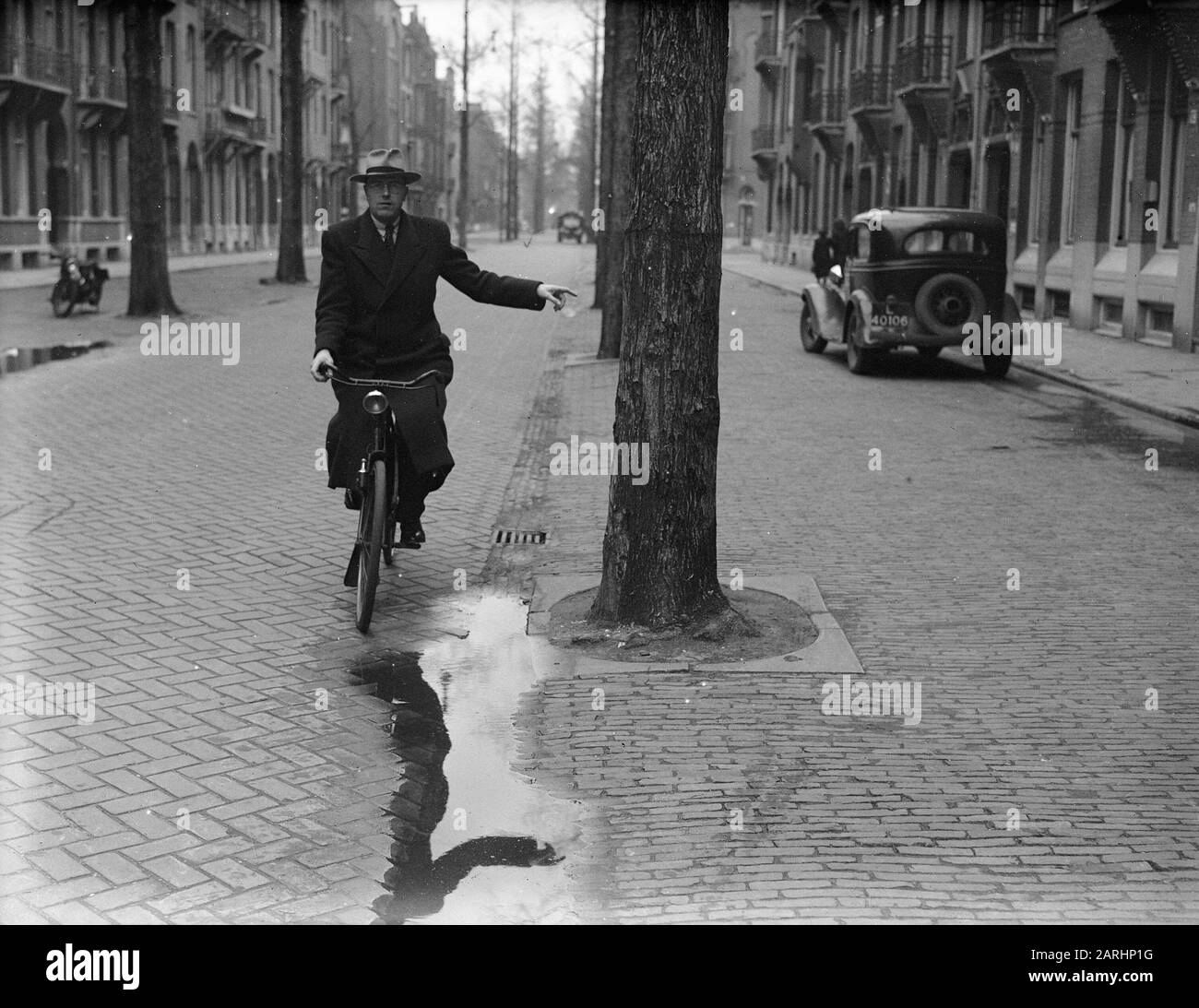 Dr. Max Euwe a traversé Amsterdam Annotation: Dans cette période joueur professionnel d'échecs employé par le KNSB Date: 10 février 1948 lieu: Amsterdam mots clés: Cyclistes, échecs Nom personnel: Euwe, Max Banque D'Images