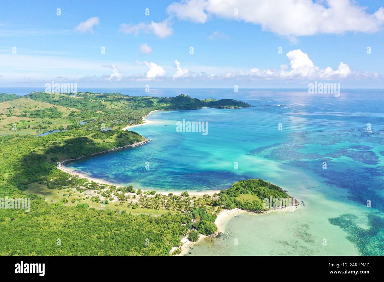 Une île tropicale avec un lagon turquoise et une banque de sable. Îles Caramoan, Philippines. Belles îles, vue d'en haut. Concept de vacances d'été et de voyage. Banque D'Images