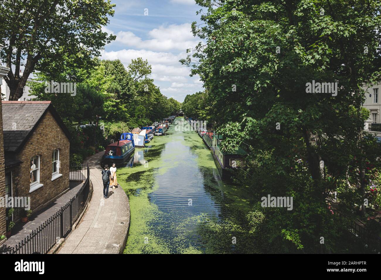 Londres/UK - 17/07/2019: Bateaux étroits amarrés le long du canal Regents à Little Venice. Un bateau à narrowboat est un bateau d'un design particulier, conçu pour s'adapter à la na Banque D'Images