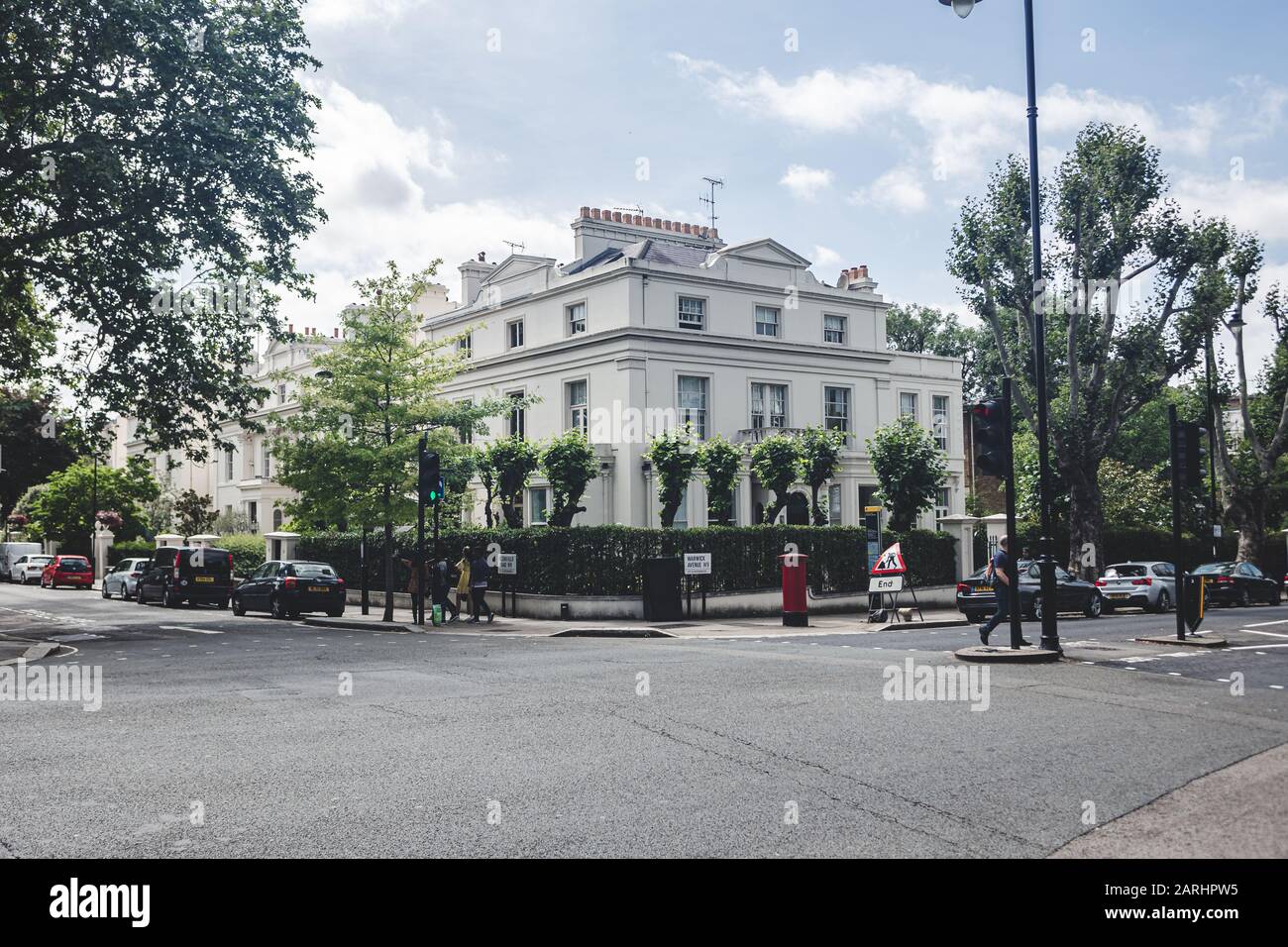 Londres/Royaume-Uni - 17/07/2019: Maison mitoyenne en stuc blanc de style Régence sur l'avenue Warwick à Little Venice. L'architecture Regency englobe le classique Banque D'Images