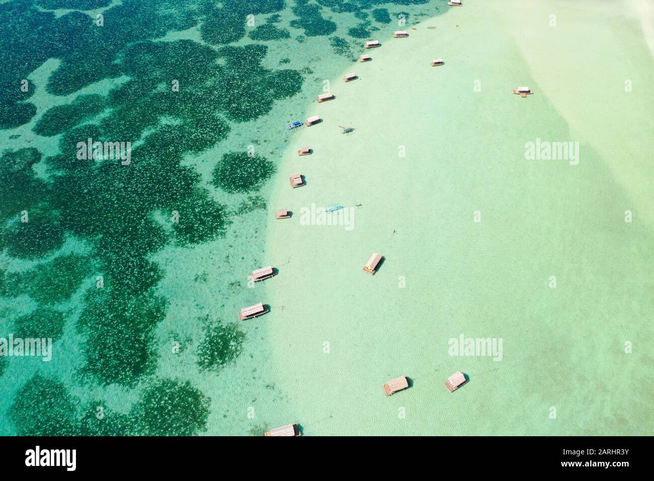 Un cottage flottant sur un sandbar dans l'île touristique de Caramoan aux Philippines. Surface de la mer avec des cottages en bambou. Concept de vacances d'été et de voyage. Banque D'Images