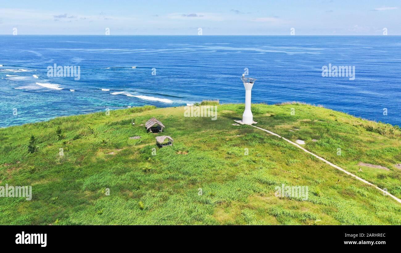 Phare sur une île tropicale, vue de dessus. Beau paysage avec une île verte. Concept de vacances d'été et de voyage. Basot Island, Caramoan, Camarines Sur, Philippines. Banque D'Images