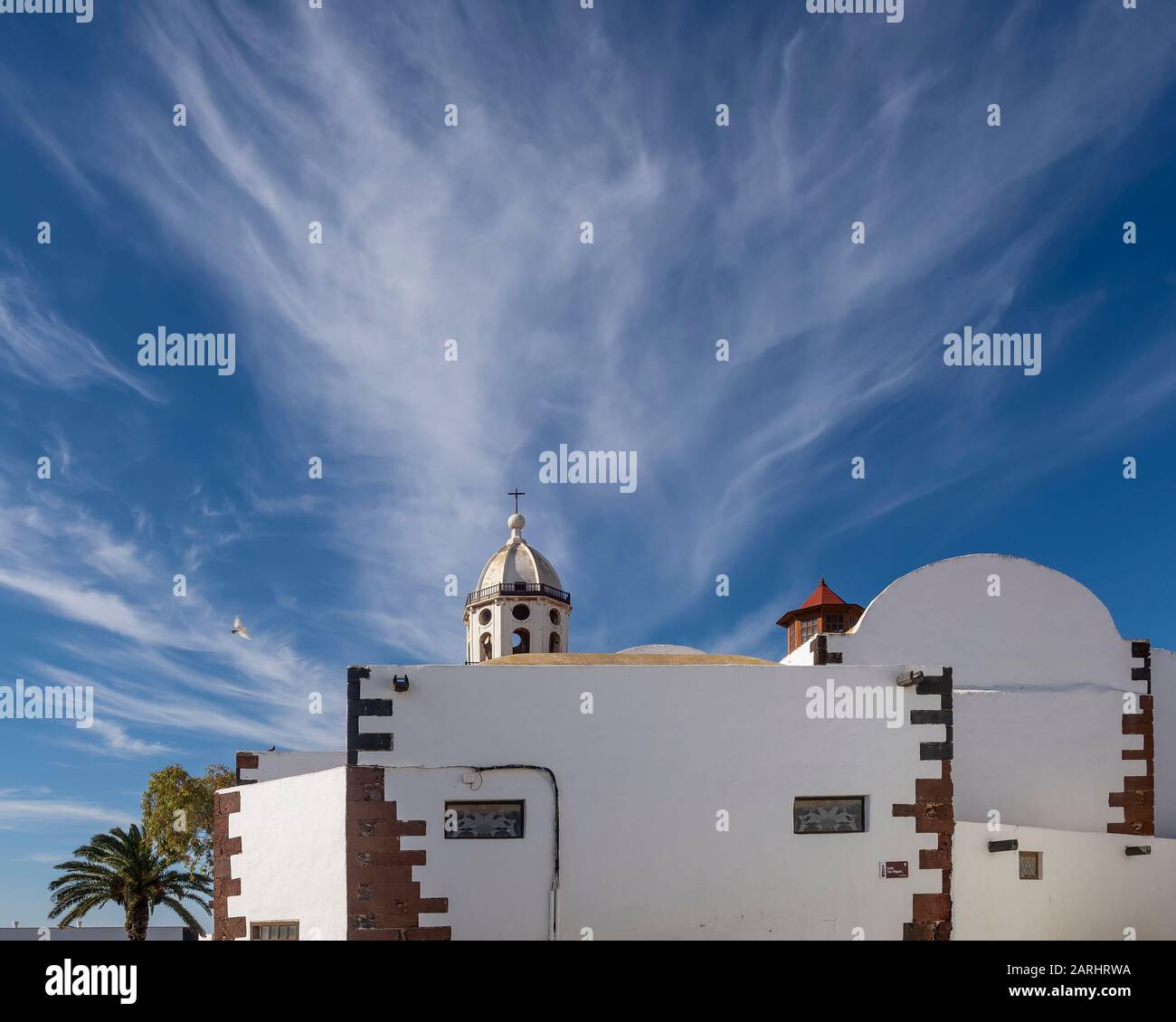 Vue sur un ancien village typique des Canaries contre un beau ciel, Teguise, Lanzarote, Espagne Banque D'Images