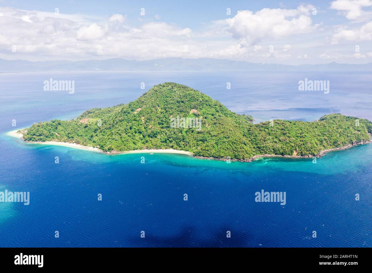 Belle baie avec une île tropicale. Île D'Atulayan, Camarines Sur, Philippines. Seascape, vue de dessus. Concept de vacances d'été et de voyage. Banque D'Images