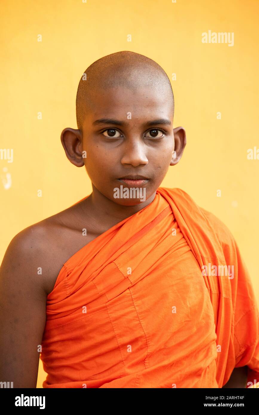 Bouddhiste Local, Jeune Garçon, Province De Sabaragamuwa, Près De La Réserve Forestière De Sinharaja, Sri Lanka Banque D'Images