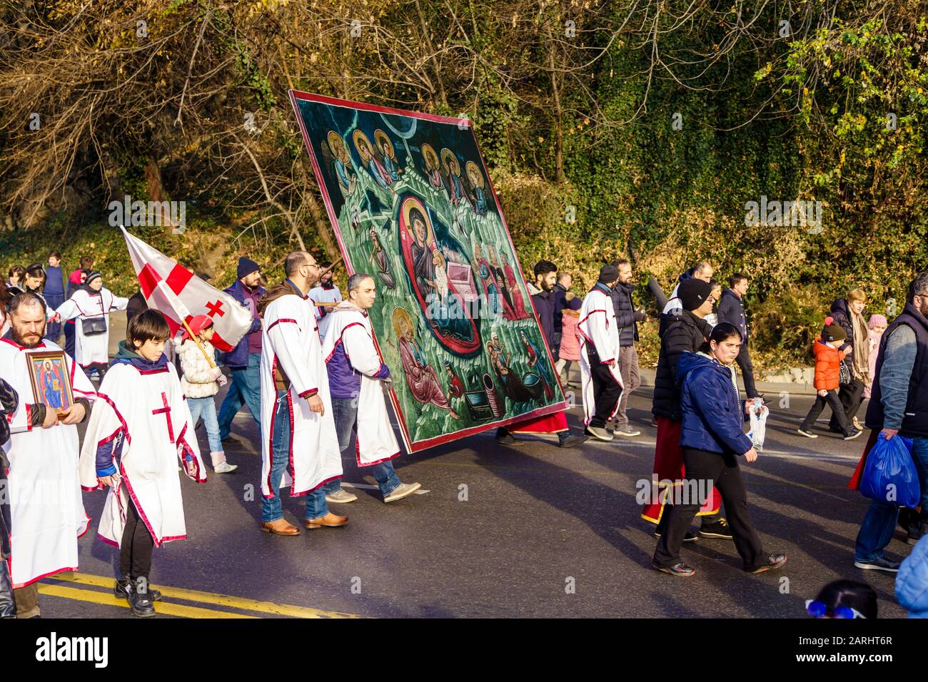 Géorgie, Tbilissi, - 08 janvier 2020 Procession dans les rues centrales de Tbilissi le jour de Noël (Alilo). Banque D'Images