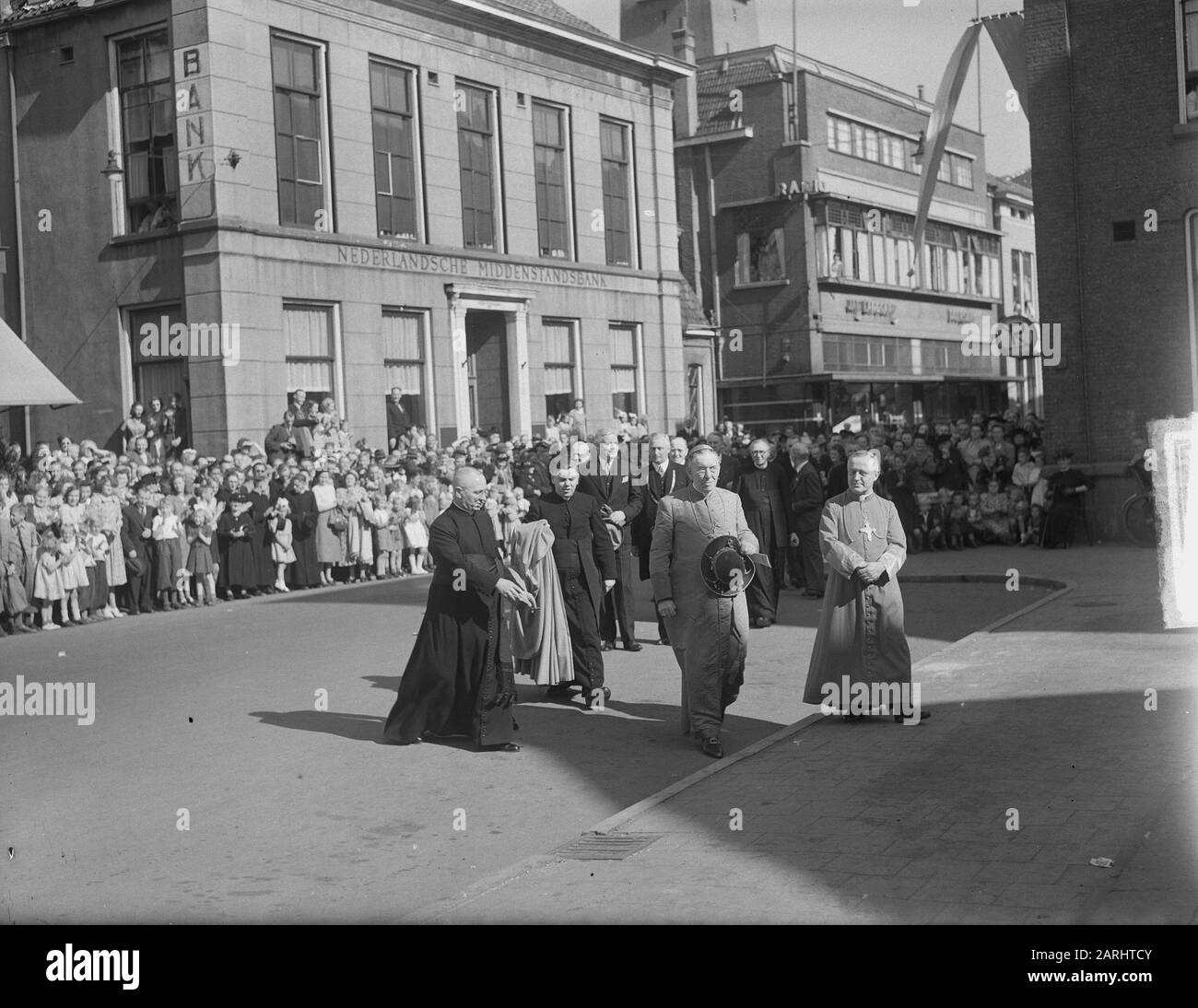KAB 60 ans Enschede, arrivée Cardinal de Jong Date: 5 juillet 1949 lieu: Enschede mots clés: Arrivée Nom personnel: Young, Jan de, Jong, Johannes de Fotograaf: Winterbergen, /Anefo Banque D'Images