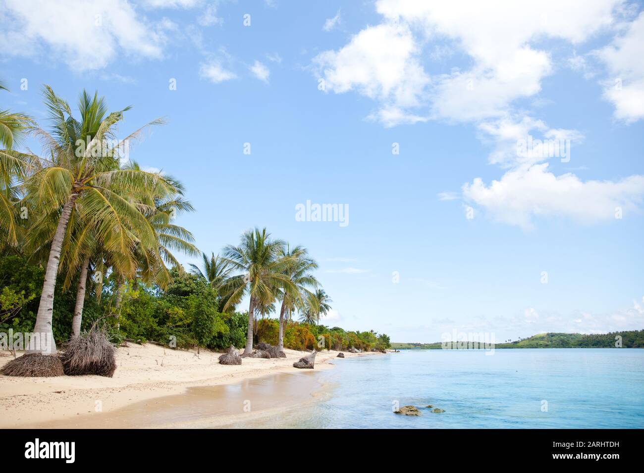 Plage de sable blanc et palmiers. Plage déserte. Îles Caramoan, Philippines. Banque D'Images