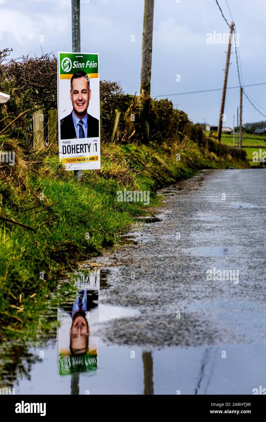 Ardara, Comté de Donegal, Irlande. 28 janvier 2020. Une affiche électorale pour le candidat Pearse Daniel Doherty se reflète dans la flaque routière, Doherty est un politicien irlandais Sinn Féin qui est un Teachta Dála pour la circonscription de Donegal depuis les élections générales de 2016. Les élections générales de 2020 auront lieu le samedi 8 février 2020. Banque D'Images