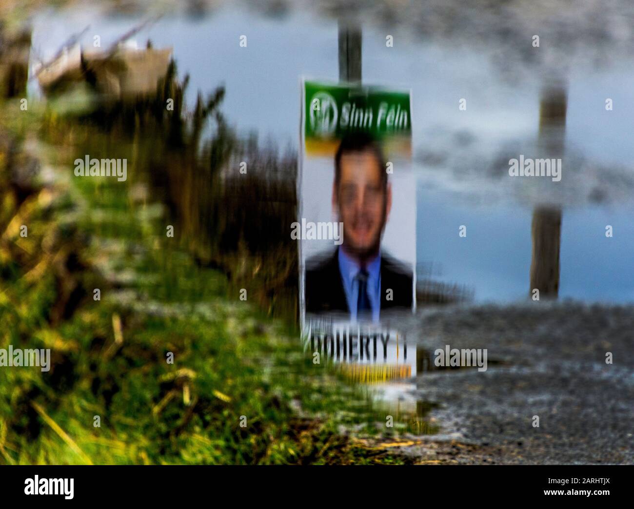 Ardara, Comté de Donegal, Irlande. 28 janvier 2020. Une affiche électorale pour le candidat Pearse Daniel Doherty se reflète dans la flaque routière, Doherty est un politicien irlandais Sinn Féin qui est un Teachta Dála pour la circonscription de Donegal depuis les élections générales de 2016. Les élections générales de 2020 auront lieu le samedi 8 février 2020. Banque D'Images