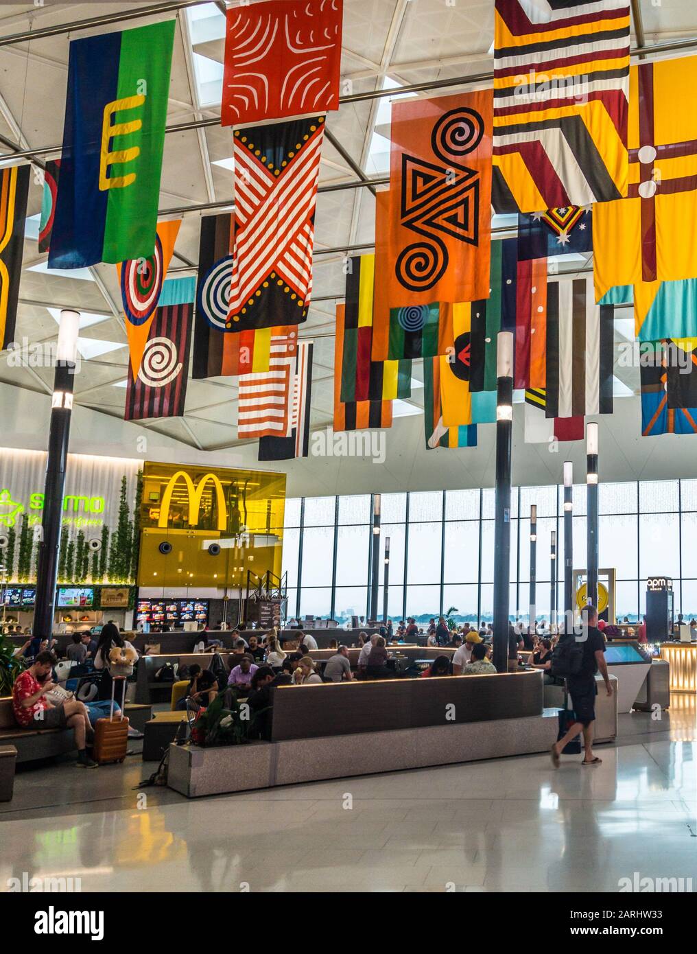 Installation de First Nation Flags par Archie Moore, 2018, terminal des départs internationaux de l'aéroport de Sydney 1, Sydney, Australie Banque D'Images