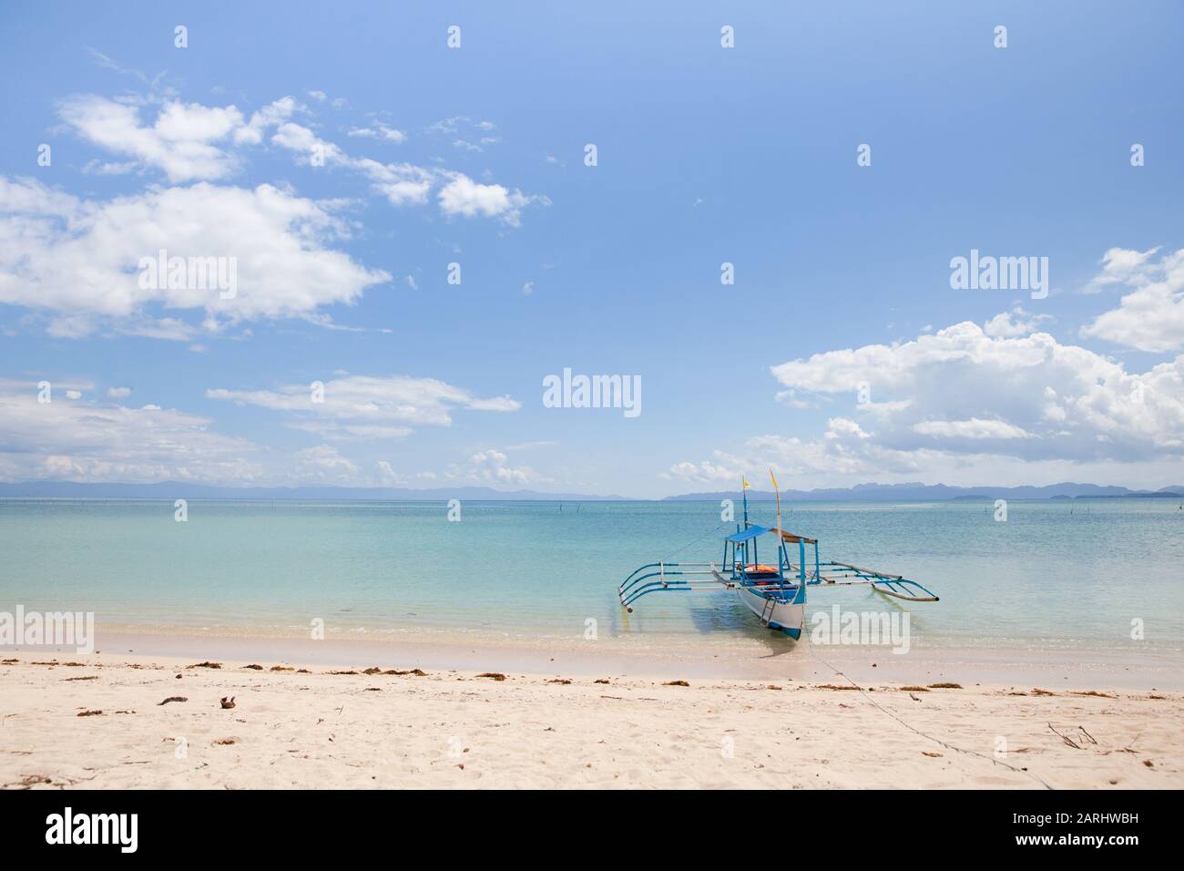 Seascape avec plage de sable blanc. . Bateau pour les touristes. Îles Caramoan, Philippines. Banque D'Images