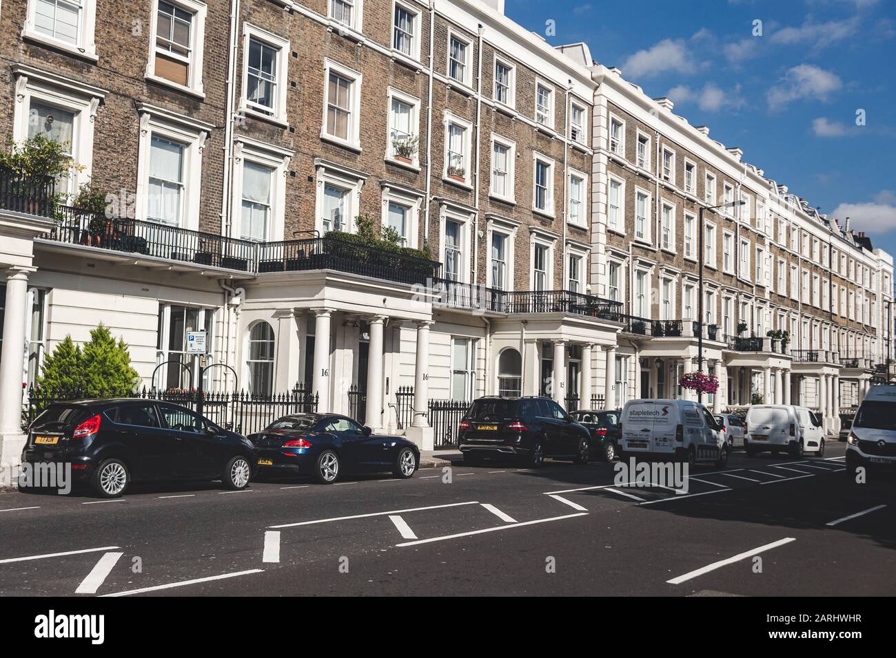 Londres/UK - 22/07/19: Maisons en terrasses en stuc blanc de style Régence sur Gloucester Terrace à Paddington. L'architecture Regency englobe le classique Banque D'Images