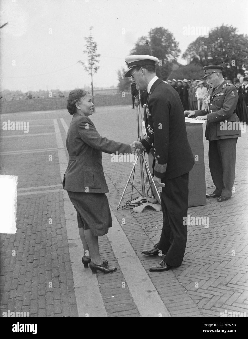 Don de la Croix du mérite à Mme L. Loef Giants par le prince Bernhard Date : 13 septembre 1949 lieu : Rotterdam, Zuid-Holland mots clés : Prix Nom personnel : Bernhard, prince, Loef Giants, L. Banque D'Images